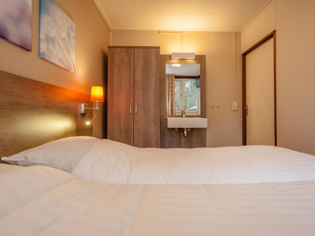 Comfort 6-Person Dog Bungalow In The Holiday Park Landal Heideheuvel Beekbergen Room photo